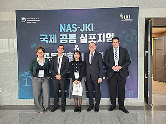 Die Vertreterin der Deutschen Botschaft in Seoul, Yea-Ji Min (Mitte) begleitete die 4 Mitglieder der JKI-Delegation auf dem Südkoreabesuch: v. l. Corinna Harms (Internationale Beziehungen)Jens Pistorius (Leitung JKI-Bienenschutz), Johannes Jehle (Leitung Biologischer Pflanzenschutz/JKI) und Andreas Stahl (Leitung JKI-Institut für Resistenzforschung und Stresstoleranz). © Kyongmi Chon/NAS