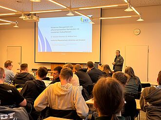 Dr. Sebastian Kiewnick gibt einen Einblick in die Arbeiten der Nematologie am JKI. (© Patrizia Lauke/JKI)