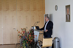 Prof. Dr. Ordon bei der Eröffnungsrede am ersten Tag der Sitzung. (© Anna Schönekerl)