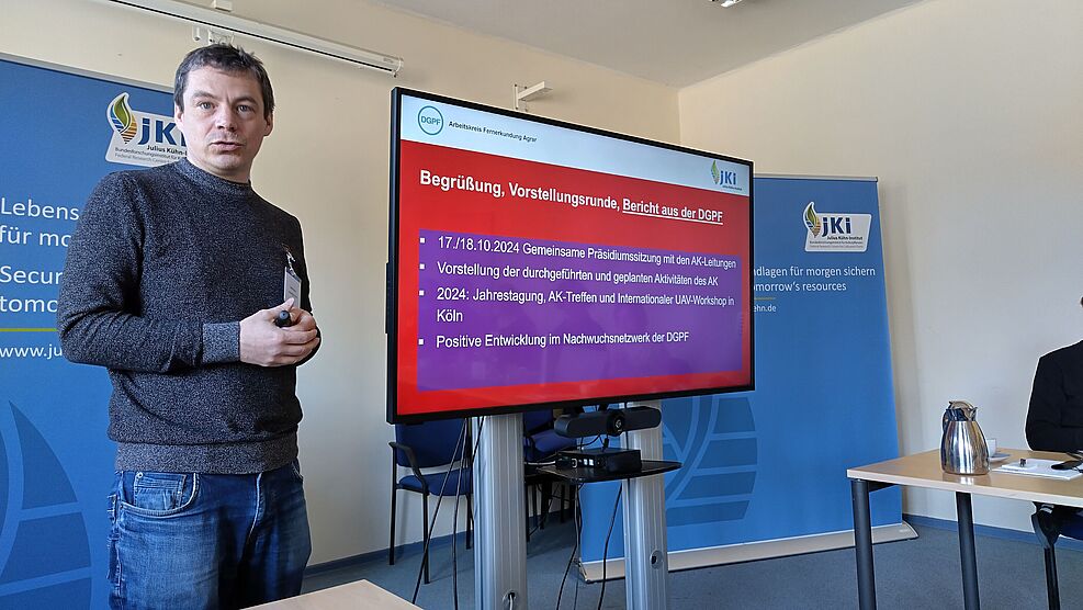 
	Prof. Uwe Knauer von der Hochschule Anhalt eröffnete die Veranstaltung mit Berichten aus der DGPF, der Deutschen Gesellschaft für Photogrammetrie, Fernerkundung und Geoinformation.
