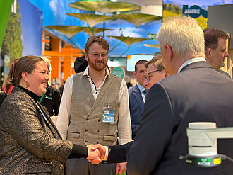 Hoher Besuch am JKI-Stand: Bundesminister für Landwirtschaft, Ernährung und Heimat, Alois Rainer und Bundesminister des Auswärtigen Dr. Johann Wadephul informieren sich bei Susanne Ketterer und Maximilian Pink. © S. Barnert/JKI