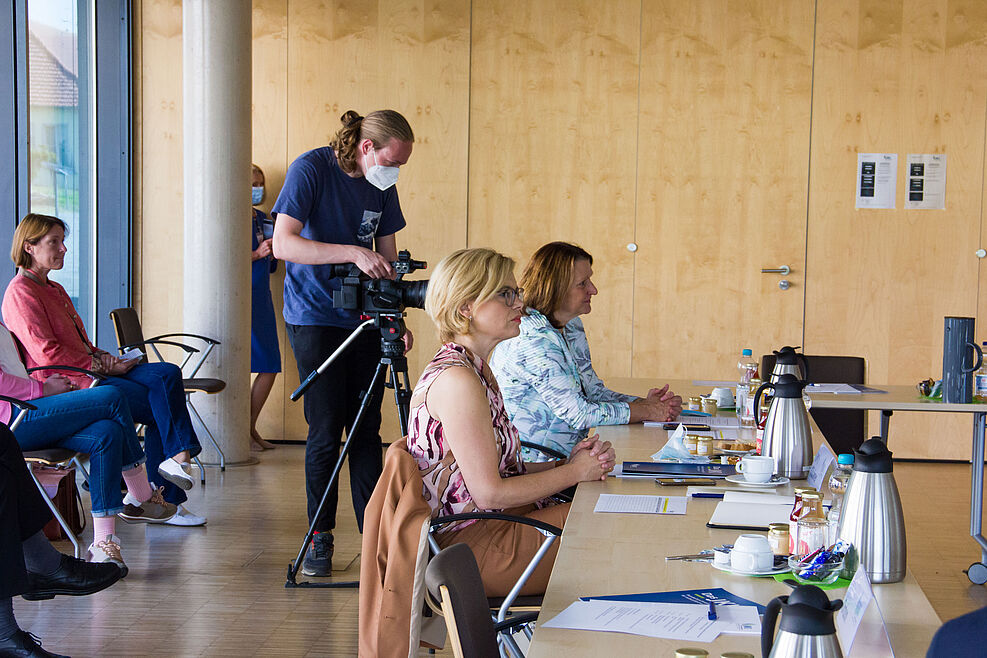 
	Bundeslandwirtschaftsministerin Julia Klöckner mit MdB Heike Brehmer (CDU) im Konferenzsaal des JKI in Quedlinburg. © J.Kaufmann/JKI
