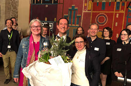 Einen Blumengruß zum 10. Geburtstag überreichte das Leitungsduo des JKI-Fachinstituts für Pflanzenschutz in Gartenbau und urbanem Grün. Beide Institute arbeiten in diversen Projekten zusammen. © S. Hahn/JKI