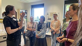 Janine Melzig und Dr. Quentin Schorpp erläutern das Teilprojekt „Entomologie“.