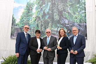 v. l. Klaus Schneider (Präsident des Deutschen Weinbauverbands), Christine Schneider Mitglied des EU-Parlaments, Prof. Dr. Reinhard Töpfer (JKI), Jessica Himmelsbach (Deutsche Weinprinzessin), JKI-Präsident Prof. Dr. Frank Ordon.