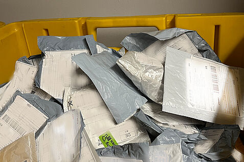 Wegen fehlender Pflanzengesundheitszeugnisse und Falschdeklaration wurden bei der Pflanzengesundheitsinspektion in Hessen diese Saatguttüten beschlagnahmt und von den deutschen Behörden zurückgesendet. © K. Kaminski/JKI