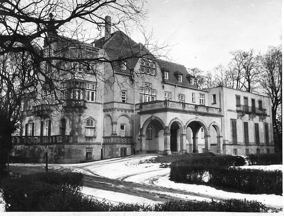 
	Oetinger Villa, Standort des Darmstädter Instituts von 1950 - 1971 (Bild von 1952)
