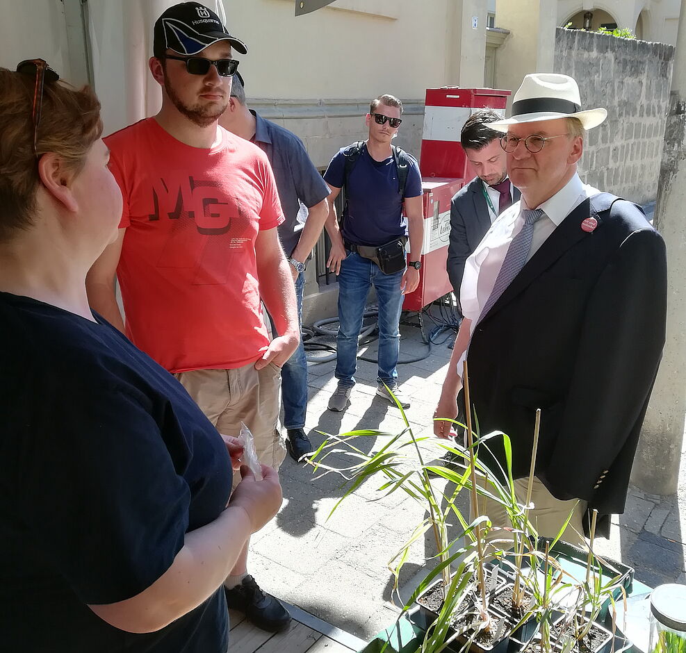 
	Sa-Anh. Ministerpräsident Haselhoff auf Stippvisite am JKI-Stand. © Hans-Ulrich Leistner
