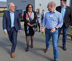 Dr. Torsten Will (2.v.r.) und Prof. Dr. Andreas Stahl (rechts außen), Leiter des JKI-Instituts für Resistenzforschung und Stresstoleranz, begleiteten die hochrangigen Gäste zu den Gewächshäusern.