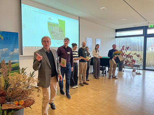 Hier wird keiner vergessen! Die fünf weiteren Kurt von Rümker-Vorträge erhielten ebenfalls viel Applaus und interessierte Nachfragen. Es behaupteten sich Philipp Rüter (Uni Hannover), Dr. Marion Pitz (INRES Bonn), Dr. Einar Baldvin Haraldsson (HHU Düsseldorf), Mila Tost (Uni Göttingen) und Veronic Töpfer (JKI-RS). Foto: Sarah Barnert/JKI