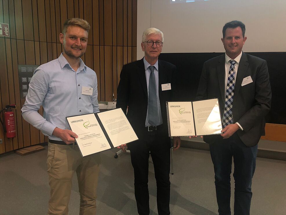 
	Die Wricke-Preisträger 2022, Manfred Meyer von der TU München (links) und JKI-Institutsleiter Dr. Andreas Stahl (rechts), mit Prof. Jens Léon, Vorstandsvorsitzender der Wricke-Stiftung. ©Hanka Jentsch/JKI
