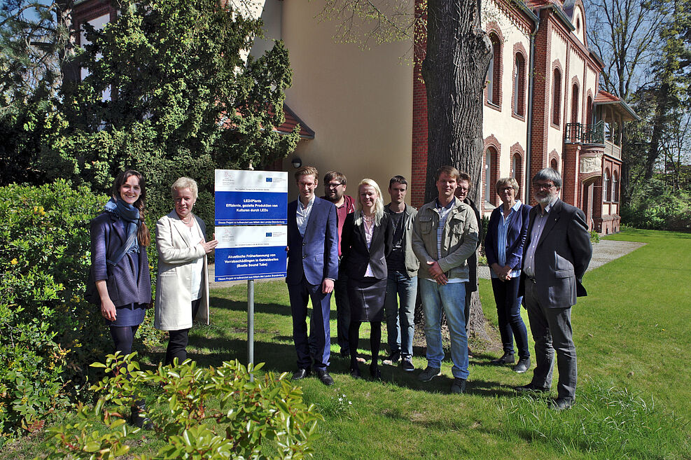 
	Staatsekretärin Dr. Carolin Schilde (links neben Schild) besuchte das JKI in Berlin. | © Rene Grünwald/JKI
