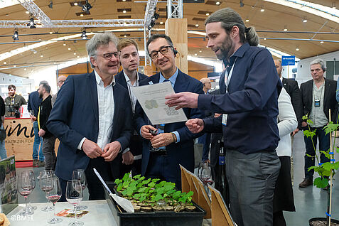 JKI-Rebenzüchter Dr. Oliver Trapp stellt Bundeslandwirtschaftsminister Cem Özdemir neue Sortenkandidaten vor.