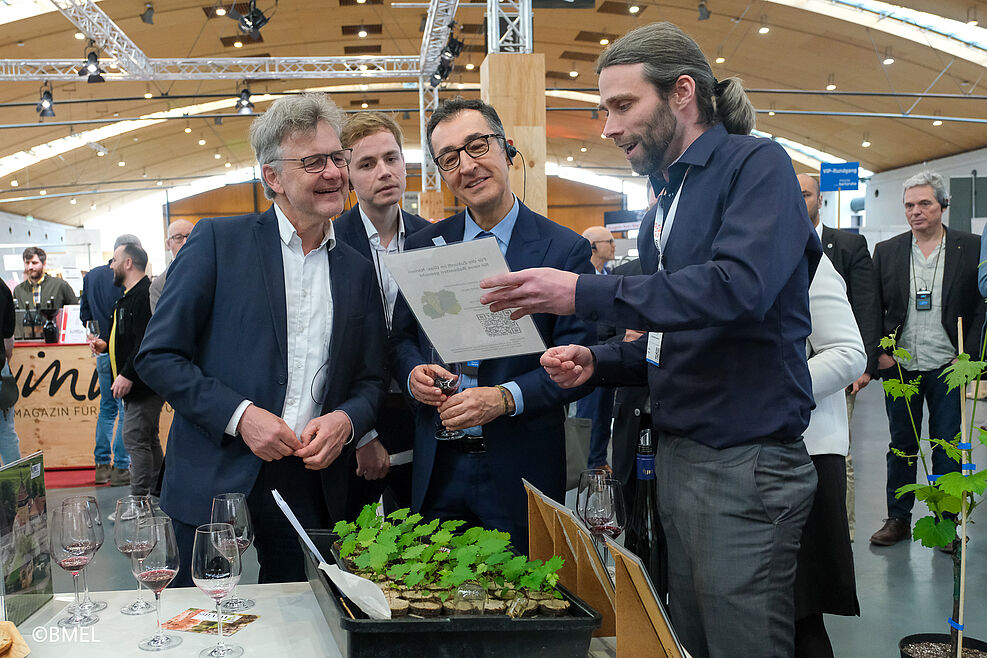 
	JKI-Rebenzüchter Dr. Oliver Trapp stellt Bundeslandwirtschaftsminister Cem Özdemir neue Sortenkandidaten vor.
