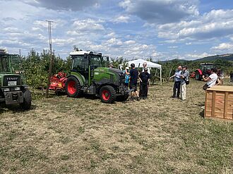 Maschinen-Show zur Versuchsfeldtechnik. © Sarah Barnert/JKI