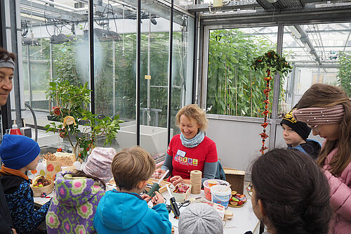 Manuela Böhme in der Bastelecke. Foto: Ute Sonntag/JKI