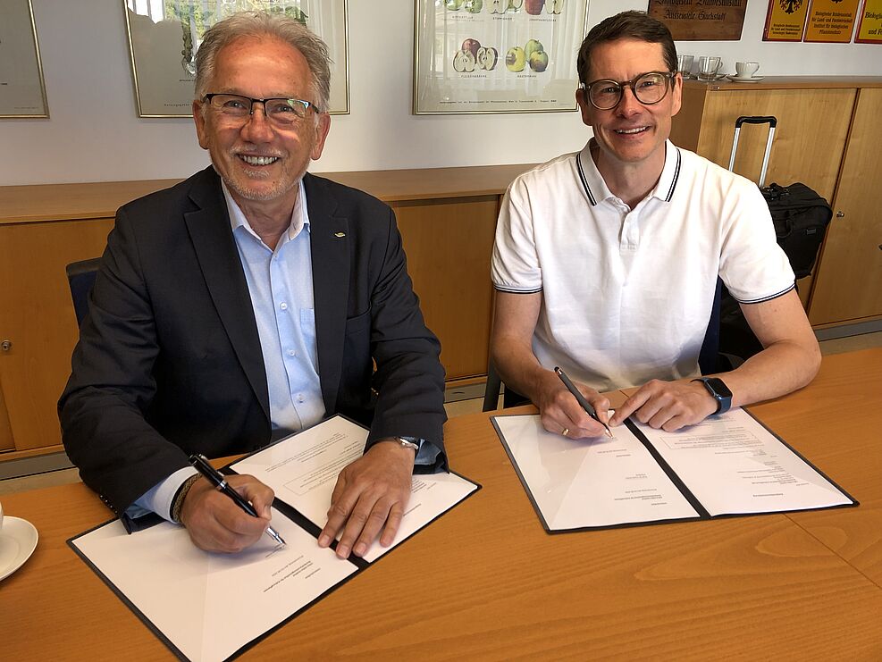 
	v.l. JKI-Präsident Prof. Dr. Frank Ordon und Liberbyte GmbH-Geschäftsführer Tero Salomaa bei der Unterzeichnung des Kurzzeit-Kooperationsvertrags für die Testlaufprojekte. © S. Hahn/JKI
