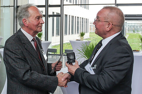 Quedlinburgs Oberbürgermeister Frank Ruch (r.) gratuliert Manfred Neumann nachträglich zum Geburtstag und überreicht Medaille der Stadt © Kaufmann/JKI