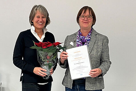 Frau Prof. Dr. Annette Reineke (1. Vorsitzende der DPG) überreicht die Ehrennadel der DPG an JKI-Nützlingsexpertin Dr. Annette Herz (BI, rechts im Bild). Foto: Mirjam Hauck/Hochschule Geisenheim University