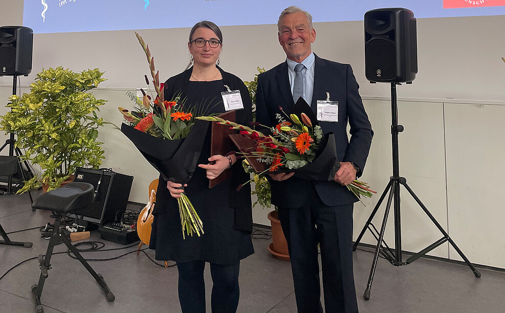 
	Preisverleihung in Braunschweig: (v.l.n.r) Julius Kühn-Preisträgerin 2025 Dr. Marion C. Müller forscht an der TU München und der Träger der Anton de Bary-Medaille Dr. Stephan Winter wurde für seine Forschungen zu Pflanzenviren geehrt. © S. Barnert/JKI
