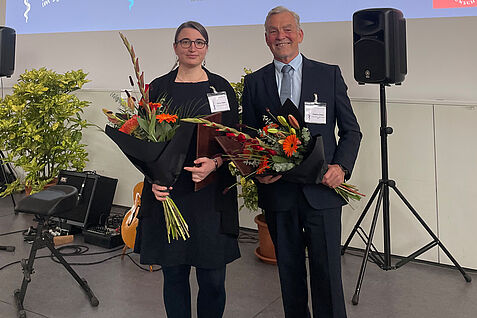 Preisverleihung in Braunschweig: (v.l.n.r) Julius Kühn-Preisträgerin 2025 Dr. Marion C. Müller forscht an der TU München und der Träger der Anton de Bary-Medaille Dr. Stephan Winter wurde für seine Forschungen zu Pflanzenviren geehrt. © S. Barnert/JKI