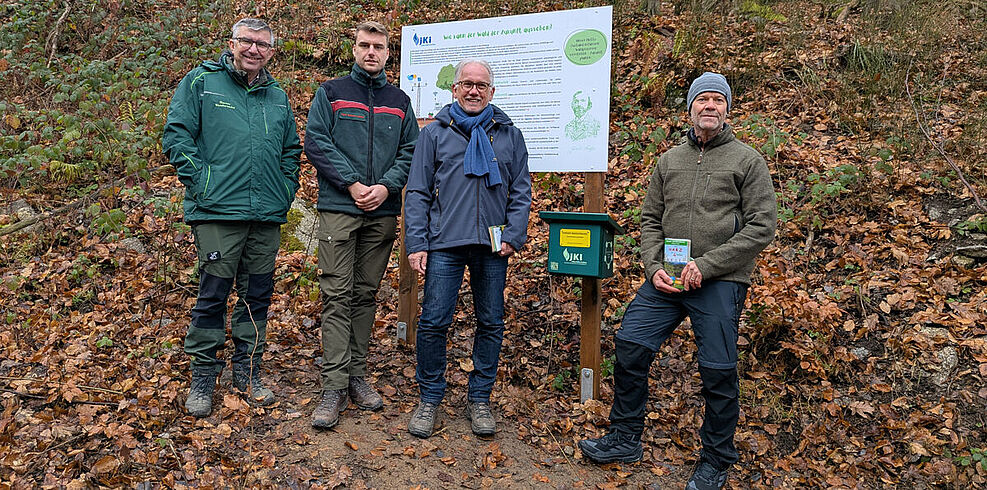 
	Einweihung der neuen Julius-Kühn-Sonderstempelstelle der Harzer Wandernadel v.l. v.l. Klaus Dumeier (Geschäftsführer Harzer Wandernadel GmbH), Hans-Christian Schattenberg (Leiter Forstbetrieb Ostharz), Prof. Dr. Frank Ordon (Präsident des JKI), Prof. Dr. Henrik Hartmann (Institutsleiter Waldschutz am JKI). Foto: Isabel Haberkorn/JKI

