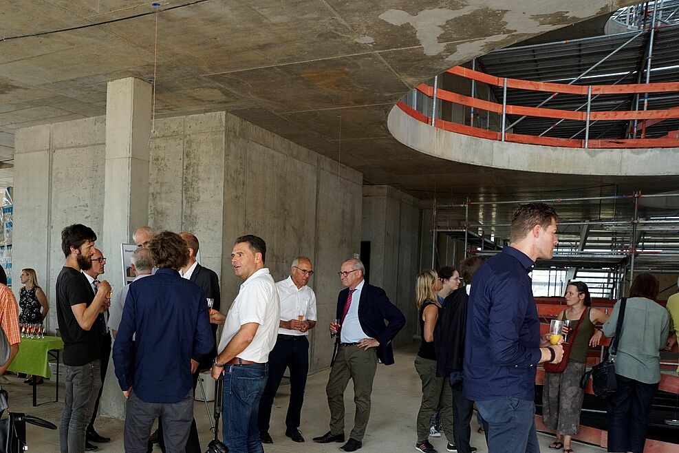 
	Atrium des Rohbaus am JKI-Dossenheim mit Gästen des Richtfests am 5.6.18
