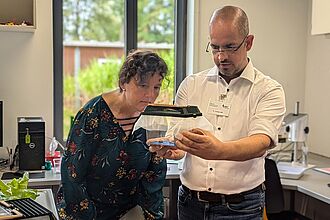 Dr. Torsten Will erklärt Dr. Stefanie Griebel seine Resistenzforschung an verschiedenen Kulturen zu Blattläusen.