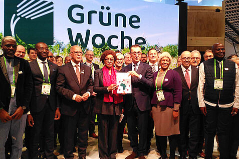 Vorstellung des „Konzepts für unsere Zusammenarbeit mit afrikanischen Ländern und Regionen“ des Bundesministeriums für Ernährung und Landwirtschaft (BMEL) durch Minister Cem Özdemir und S. E. Josefa Leonel Correia Sacko, Kommissarin für Landwirtschaft, ländliche Entwicklung, blaue Wirtschaft und nachhaltige Umwelt (ARBE)