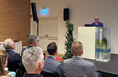 Dr. Anja Hesse (Leiterin des Kultur- und Wissenschaftsdezernat der Stadt Braunschweig), erinnerte in ihrem Grußwort an das gemeinsame Vorreiterprojekt „Bienenstadt Braunschweig“ zur Wildbienenfreundlichen Umgestaltung städtischer Flächen. © S. Barnert/JKI