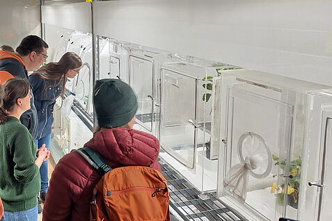 Verschiedene Insektenzuchten in speziellen Klimakammern. Foto: UGOE