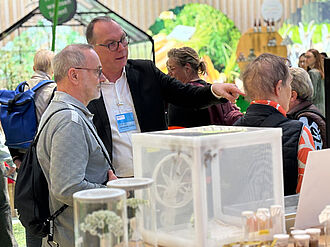 Prof. Dr. Johannes Jehle zeigt den Besuchern die vielfältigen Exponate. © S. Barnert/JKI