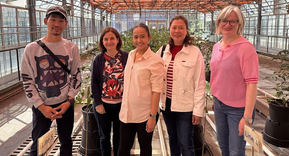 
	v.li. Sarunyou Wongkanoun, Dr. Maria Pimenta Lange, Dr. Benjarong Karbowy-Thongbai, Dr. Jennifer Luangsa-ard, Dr. Ute Katharina Vogler (© S. Bauszus/JKI)
