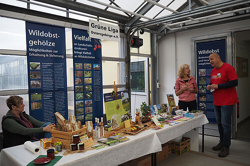 Anke Proft und Simone Heinz von der Grünen Liga e.V. mit Henryk Flachowsky. Foto: Ute Sonntag/JKI