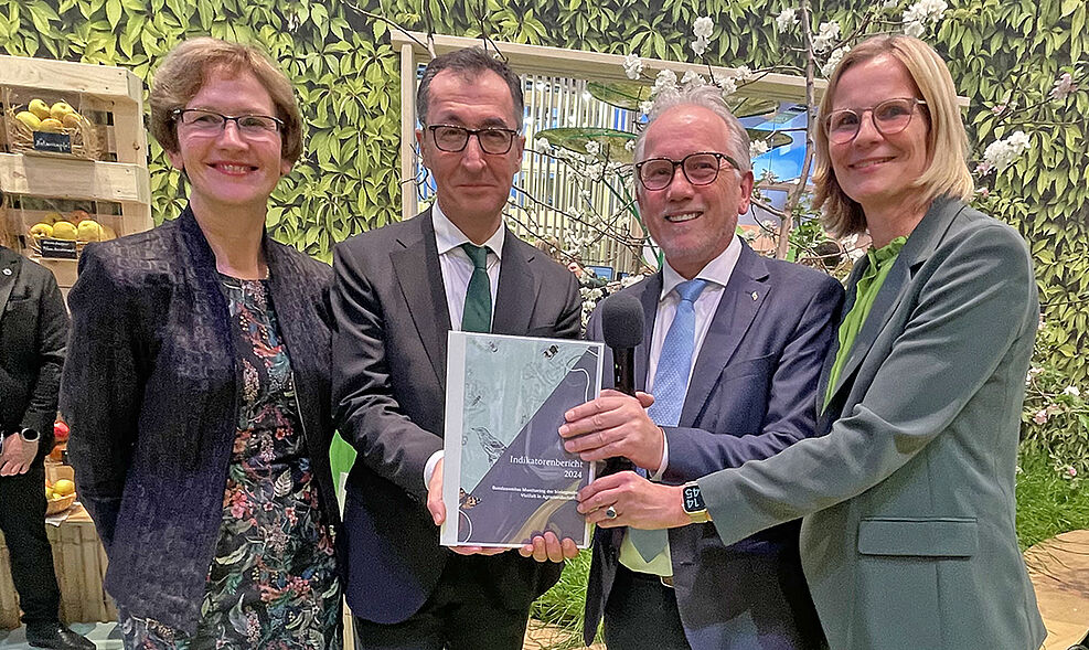 
	From left to right: Dr. Margareta Büning-Fesel (BLE), Federal Minister Cem Özdemir, Prof. Dr Frank Ordon (JKI) and Prof. Dr Birgit Kleinschmit (TI) (designated President TI) at the ceremonial handover of the MonVia indicator report (© Tassilo von Leoprechting, BLE)
