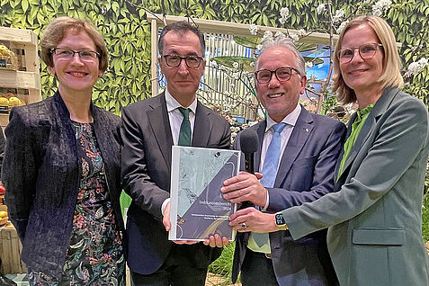 From left to right: Dr. Margareta Büning-Fesel (BLE), Federal Minister Cem Özdemir, Prof. Dr Frank Ordon (JKI) and Prof. Dr Birgit Kleinschmit (TI) (designated President TI) at the ceremonial handover of the MonVia indicator report (© Tassilo von Leoprechting, BLE)