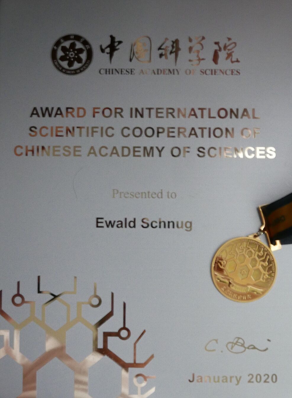 
	Urkunde und Medaille des „2019 Award for International Scientific Cooperation of the Chinese Academy of Sciences.” © CAS
