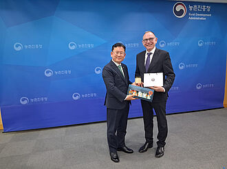 Beim Treffen mit dem Präsidenten der Rural Development Administration (RDA) Südkoreas, Dr. Seungdon Lee (links), wurden Gastgeschenke ausgetauscht. Die RDA ist die Dachorganisationen der südkoreanischen Ressortforschungseinrichtungen NAS und NICS mit denen das JKI künftig kooperieren möchte. © C. Harms/JKI