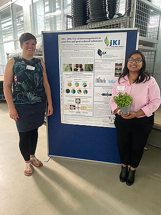 Bei dem Rundgang präsentierten auch Dr. Katja Burow und Rhedia Tehrin Proma von der Fachhochschule Erfurt, Forschungsstelle für gartenbauliche Kulturpflanzen (FGK), den Einsatz von Mikroorganismen in torfreduzierten und torffreien Substraten.