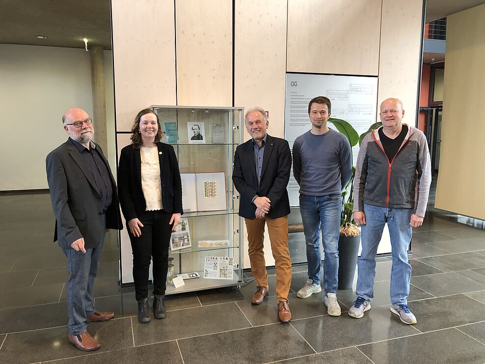 
	Besuch von/vVisit of Dr. Alison Bentley (2.v.l.) CIMMYT am/at JKI mit/with Praesident Prof. Dr. Frank Ordon (Mitte), Dr. Ralf Wilhem (l.), Dr. Jens Keilwagen (2.v.r.) , Dr. Frank Hartung (r.) © S. Hahn/JKI
