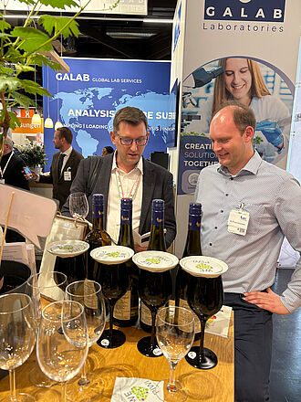 Dr. Florian Schwander erläutert einem Besucher das Zuchtprogramm für Piwi-Rebsorten am JKI. © S. Barnert/JKI