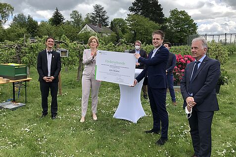 Bundesagrarministerin Julia Klöckner überreicht Dr. Silvio Erler vom JKI-Fachinstitut für Bienenschutz den Förderbescheid für das Projekt "NutriBee". © S.Hahn/JKI