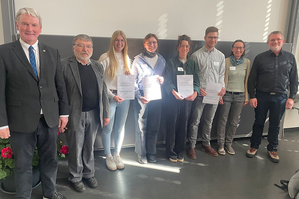
	V. l. Marc-Guido Megies (BHGL-Präsident), Günter Bornschein (Vorsitzender des BHGL-Förderverein Fortbildung e.V.), Kim Kyra Brüntjen (Hochschule Osnabrück) 1. Platz BHGL-Posterpreis, Lea Kochmann (HS Osnabrück) 2. Platz BHGL-Posterpreis, Lara Bürig (JKI), 3. Platz BHGL-Posterpreis, Linus Arlt (HS Osnabrück), Sonderpreis für Studierende, Dr. Sylvia Plaschil (JKI) als Vorsitzende der Posterjury, Dr. Walter Dirksmeyer (DGG-Präsident) ©BHGL
