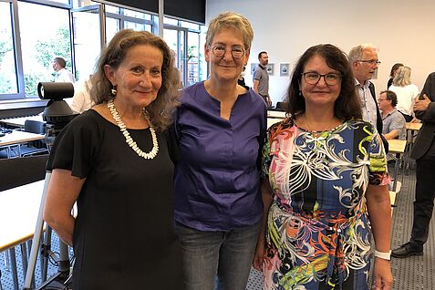 Forscherinnenpower-Trio (v.l.) Prof. Dr. Dr. h.c. Kornelia Smalla mit ihren beiden Gastreferentinnen Prof. Dr. Doris Vetterlein (UFZ Halle) und Prof. Dr. Gabriele Berg (TU Graz/ATB Potdam) auf dem Fachkolloquium anlässlich ihrer Verabschiedung in den Ruhestand am 26.8.2022. © S. Hahn/JKI