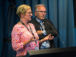 JKI-Züchtungsforscherin Dr. Brigitte Ruge-Wehling ging in ihrer Keynote auf strategische Zuchtziele ein. Zuvor hatte JKI-Präsident Ordon (r.) die Teilnehmenden begrüßt.