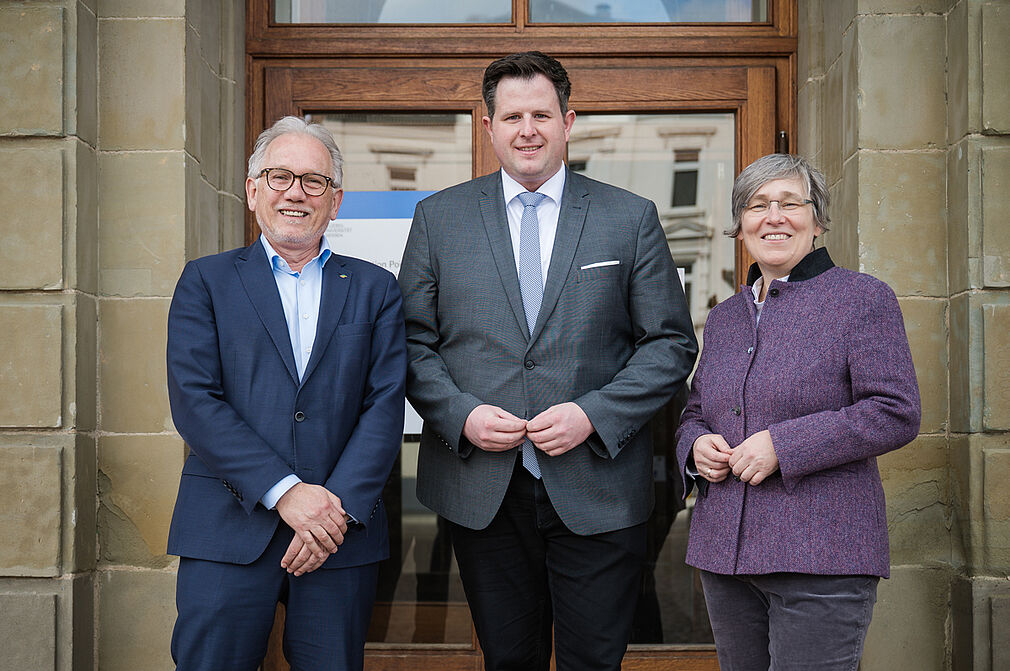 Freuen sich über die gemeinsame Berufung von Dr. Andreas Stahl (Mitte) auf die Professur für Resistenz und Toleranz von Kulturpflanzen an der Justus-Liebig-Universität Gießen (JLU), JLU-Präsidentin Prof. Dr. Katharina Lorenz (r.) und JKI-Präsident Prof. Dr. Frank Ordon (l.) © JLU/Katrina Friese