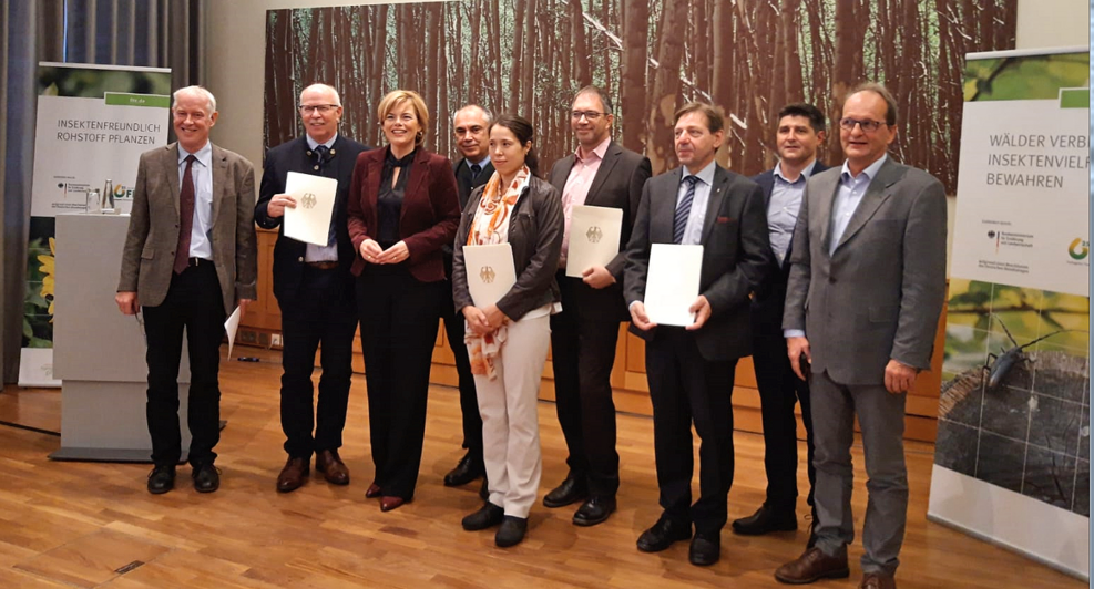 
	Bundesministerin Julia Klöckner übergibt Förderbescheide für FInAL-Forschungsprojekt zur Förderung von Insekten in Agrarlandschaft an die Projektpartner TI, JKI, ZALF und LWK Niedersachsen. © FNR/B. Dehmel
