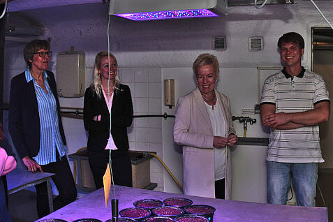 Staatssekretärin Dr. Schilde informierte sich beim JKI in Berlin über das Projekt "LED4Plants". | © Rene Grünwald/JKI