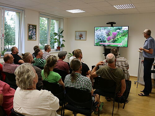 Andreas Peil stellt das Instituts für Züchtungsforschung an Obst vor.