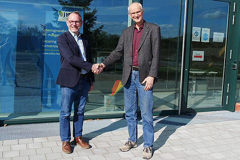 Prof. Dr. Johannes Jehle (links), Leiter des Fachinstituts für Biologischen Pflanzenschutz und Prof. Dr. Wilhelm Jelkmann, Leiter des Fachinstituts für Pflanzenschutz in Obst- und Weinbau, läuten die gemeinsame Standortnutzung ein. ©Faus/JKI